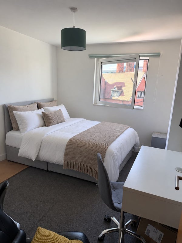 Room Albert Basin Way in Greater London