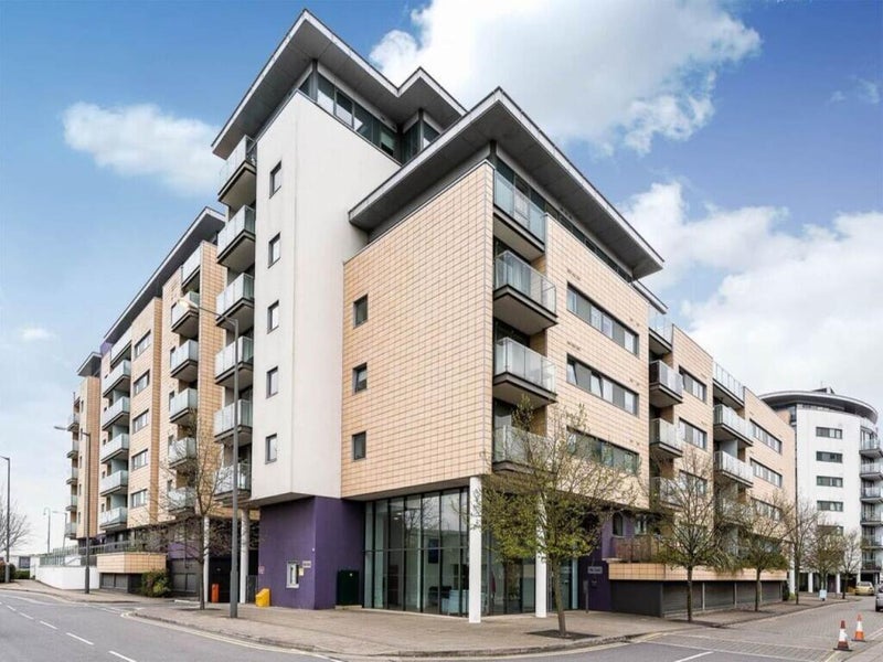Room Albert Basin Way in Greater London