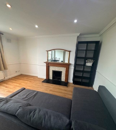 Flat Eardley Crescent in Greater London