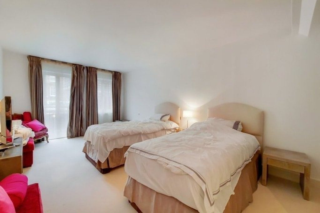 Flat Lancelot Place in City of Westminster