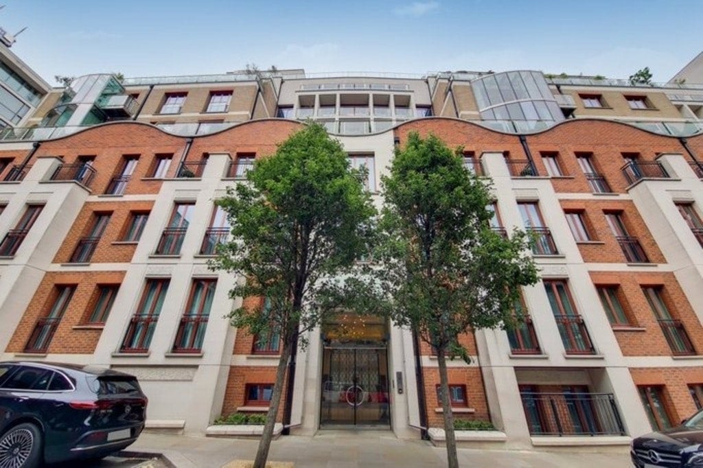 Flat Lancelot Place in City of Westminster