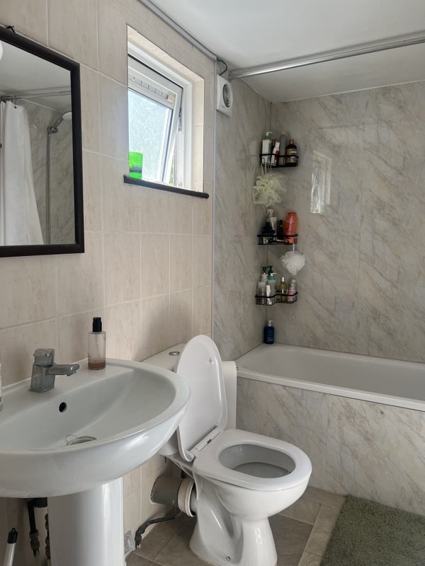 Room Kentish Town Road in Greater London