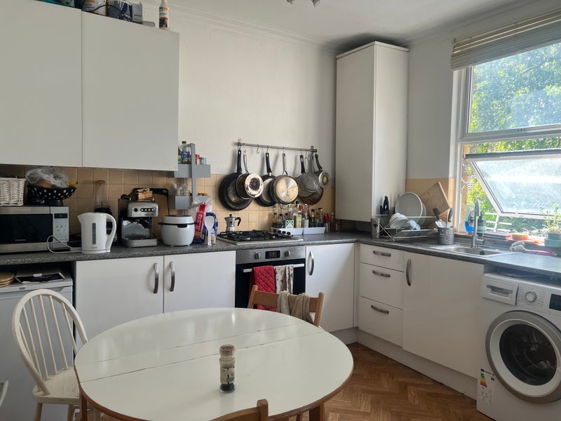 Room Kentish Town Road in Greater London