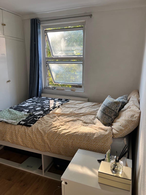 Room Kentish Town Road in Greater London