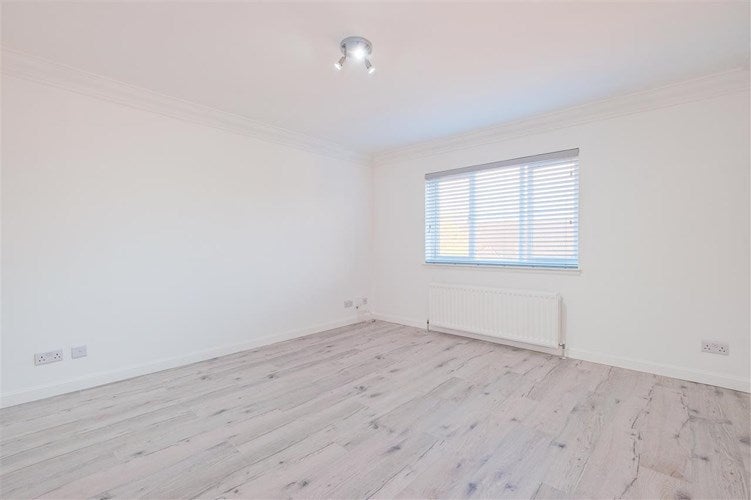 Flat Angus Avenue in Hamilton
