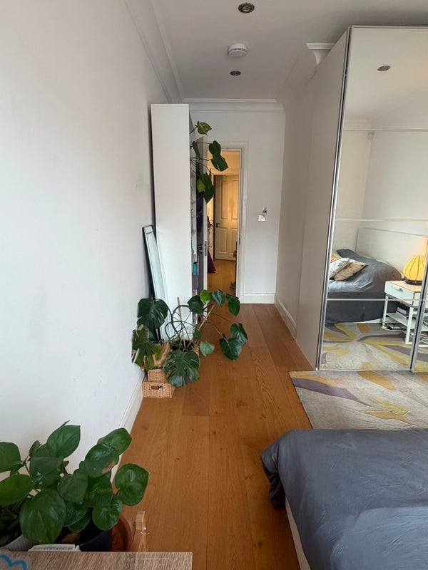 Room Wallis Mews in Greater London