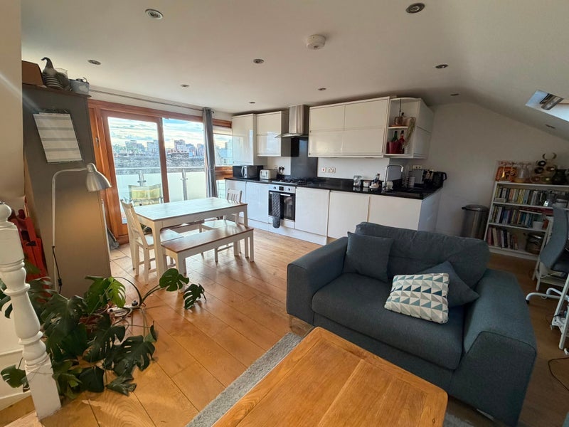 Room Wallis Mews in Greater London