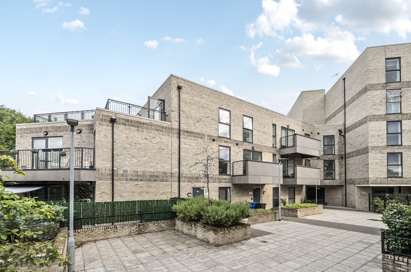 Flat Pinner Road in Greater London