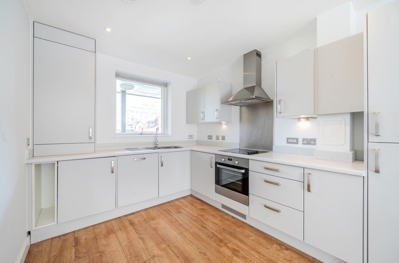 Flat Pinner Road in Greater London