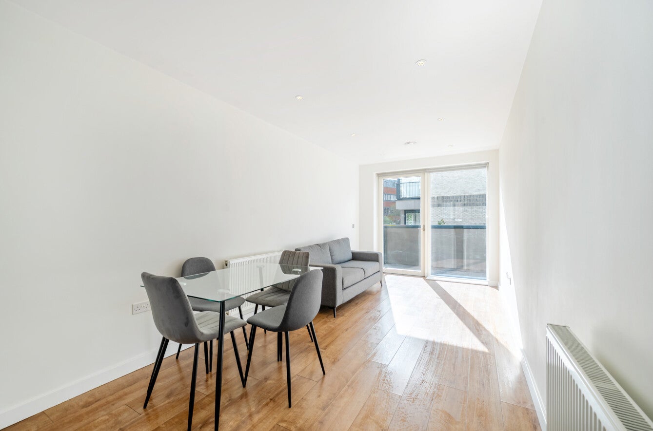 Flat Pinner Road in Greater London