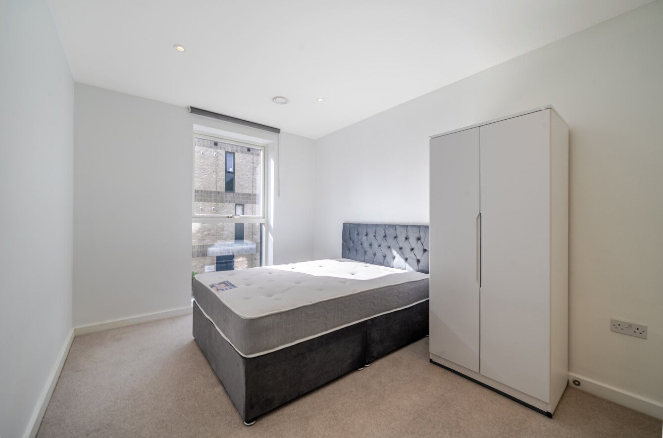 Flat Pinner Road in Greater London
