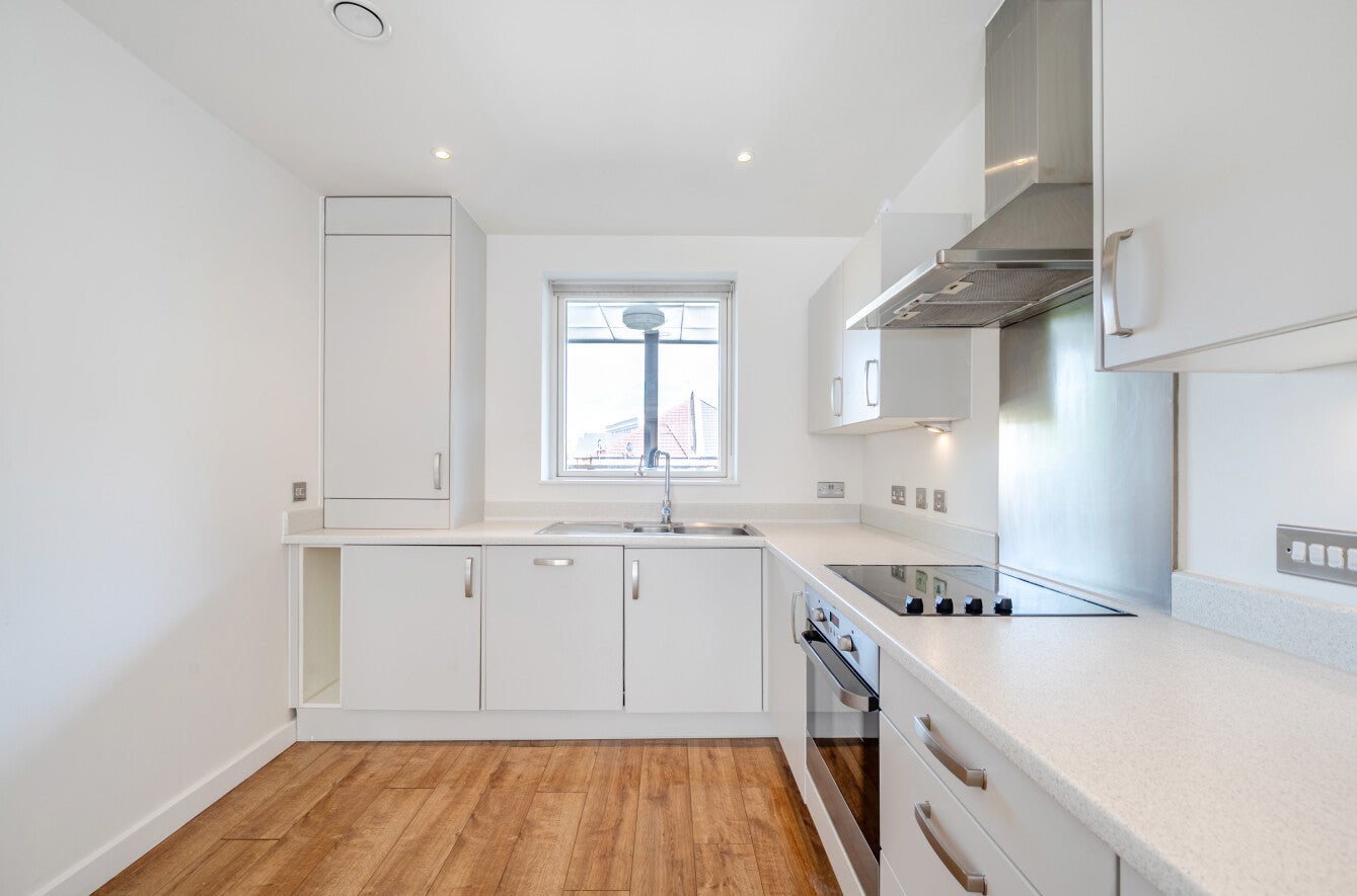 Flat Pinner Road in Greater London