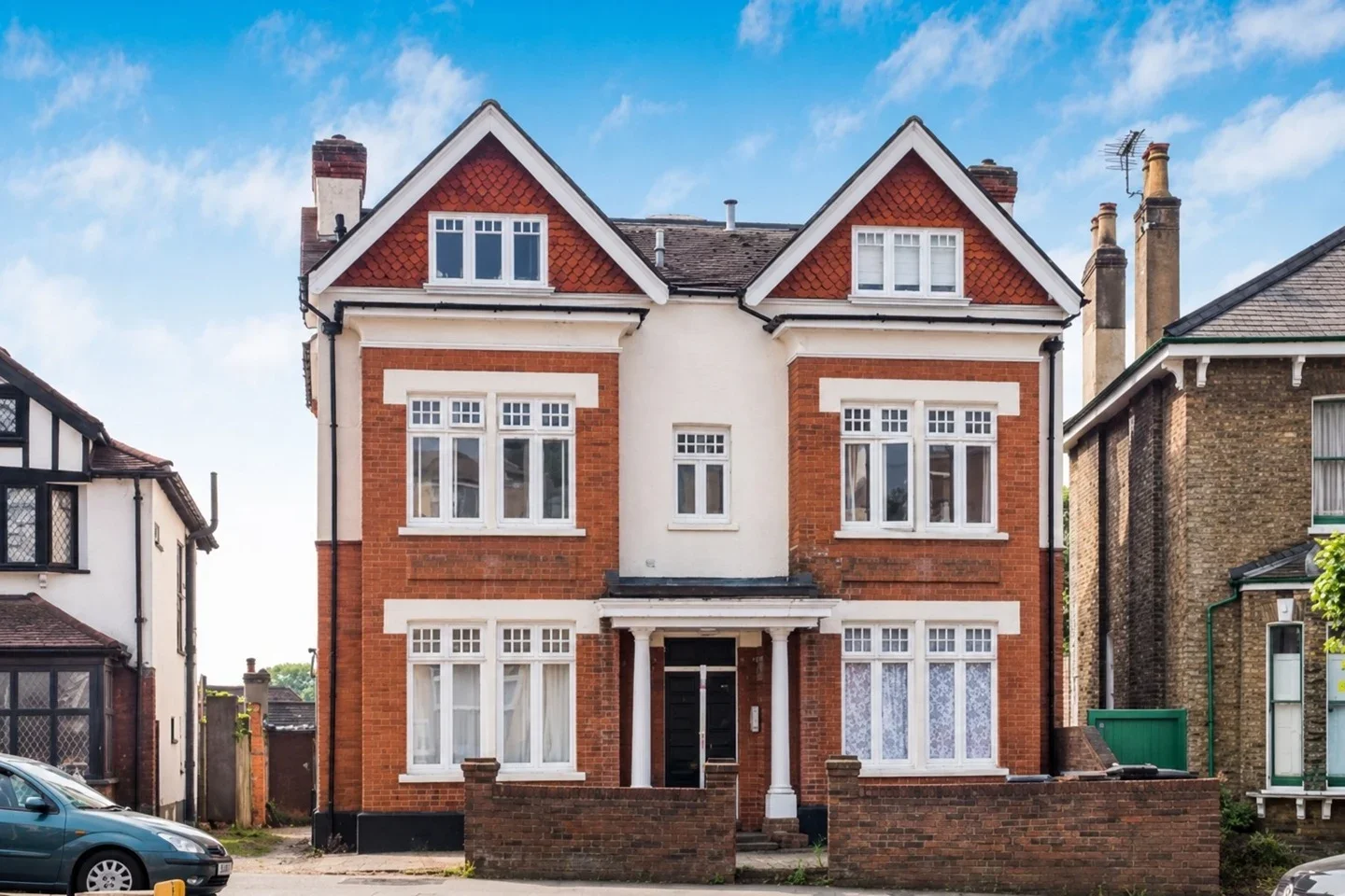 Flat Coombe Road in Greater London