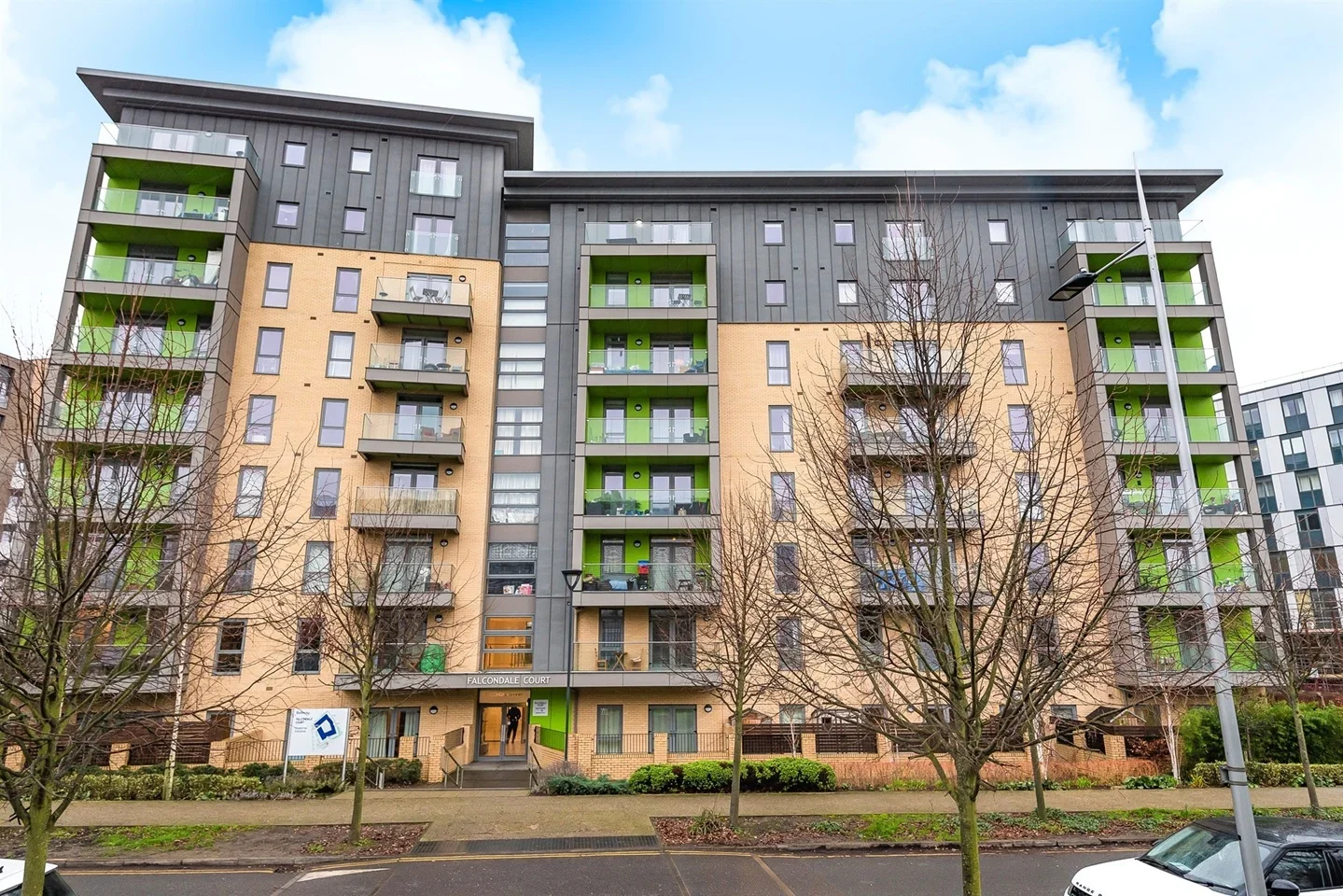 Flat Lakeside Drive in Greater London