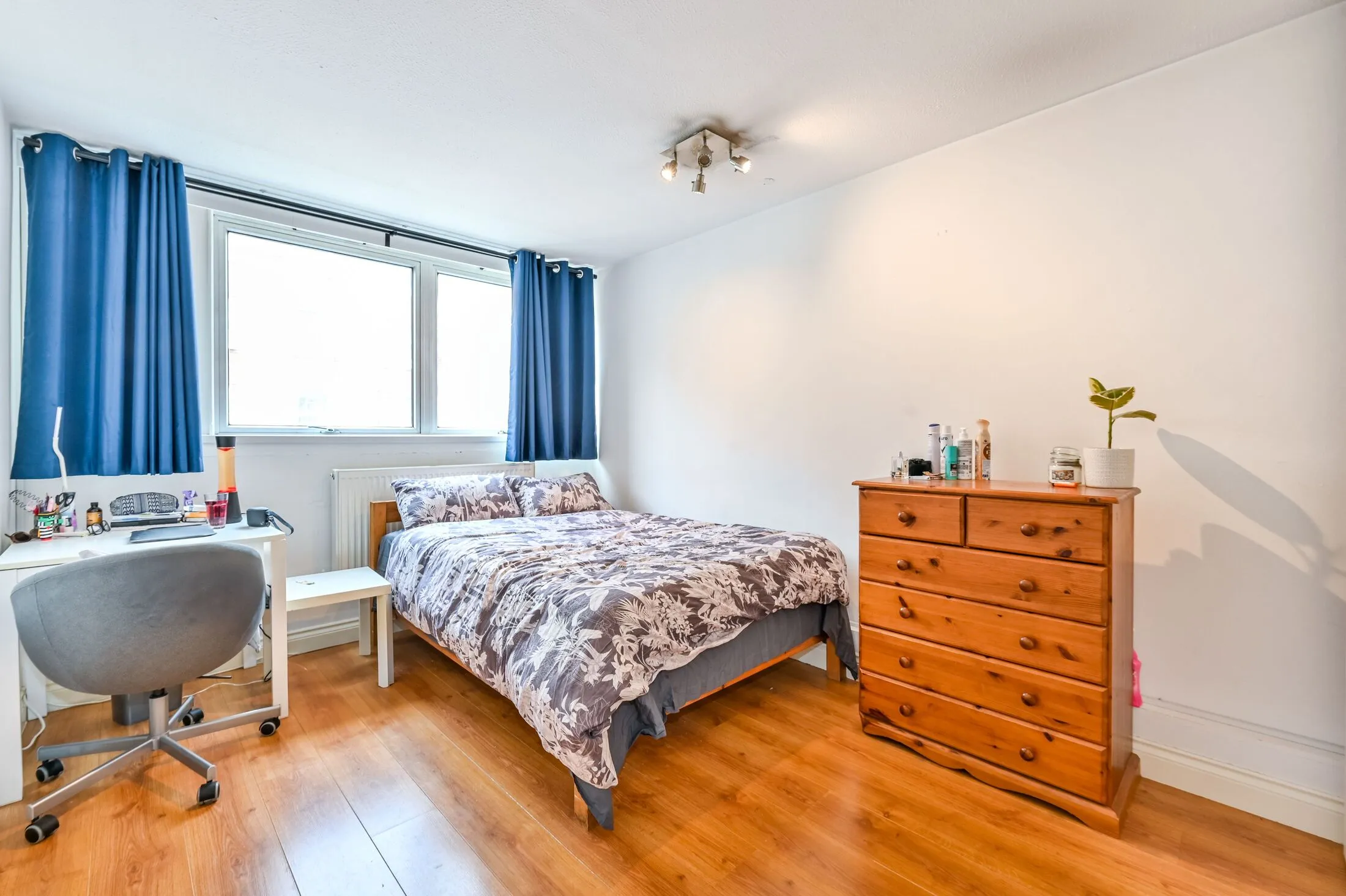 Flat Cyrus Street in Greater London