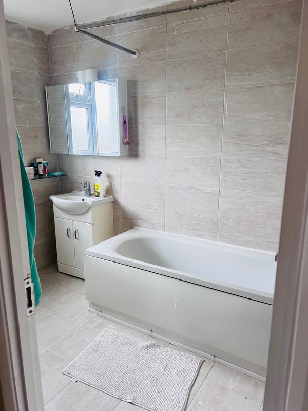 Room May Avenue in Greater London