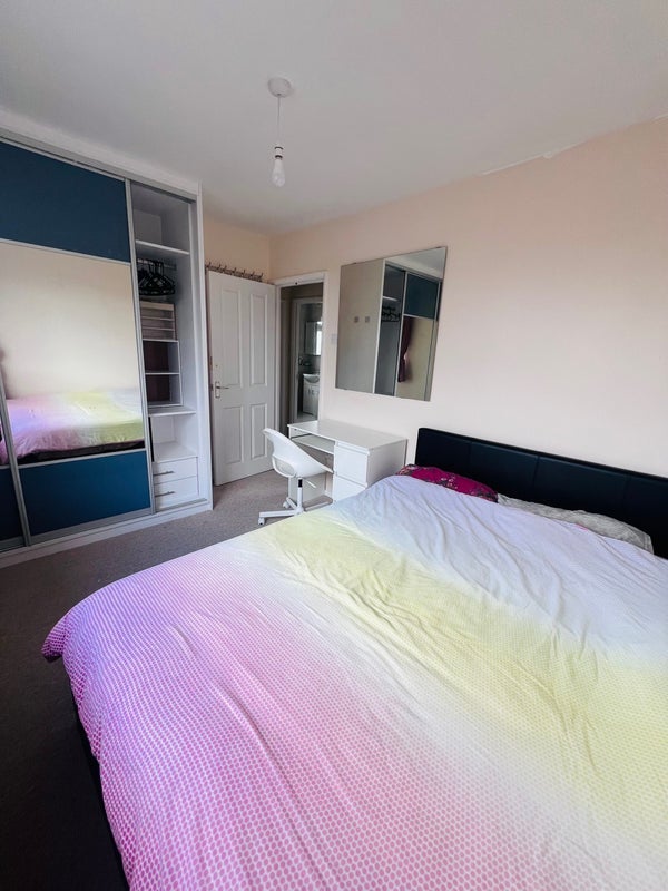 Room May Avenue in Greater London