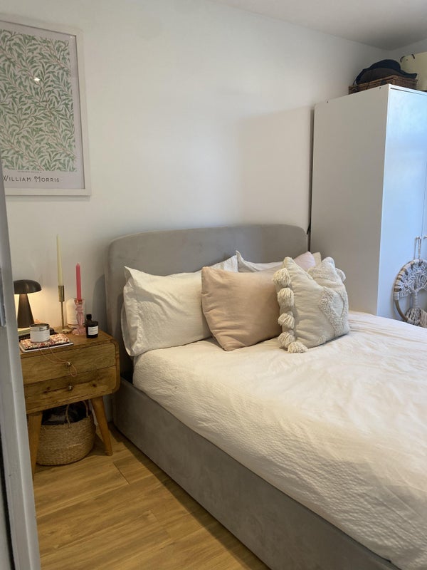 Room Powell Road in Greater London
