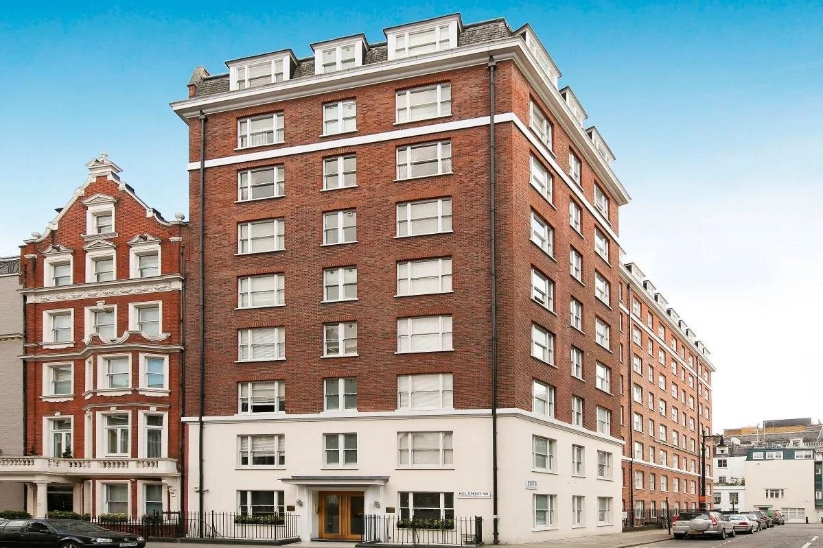Flat Hill Street in City of Westminster