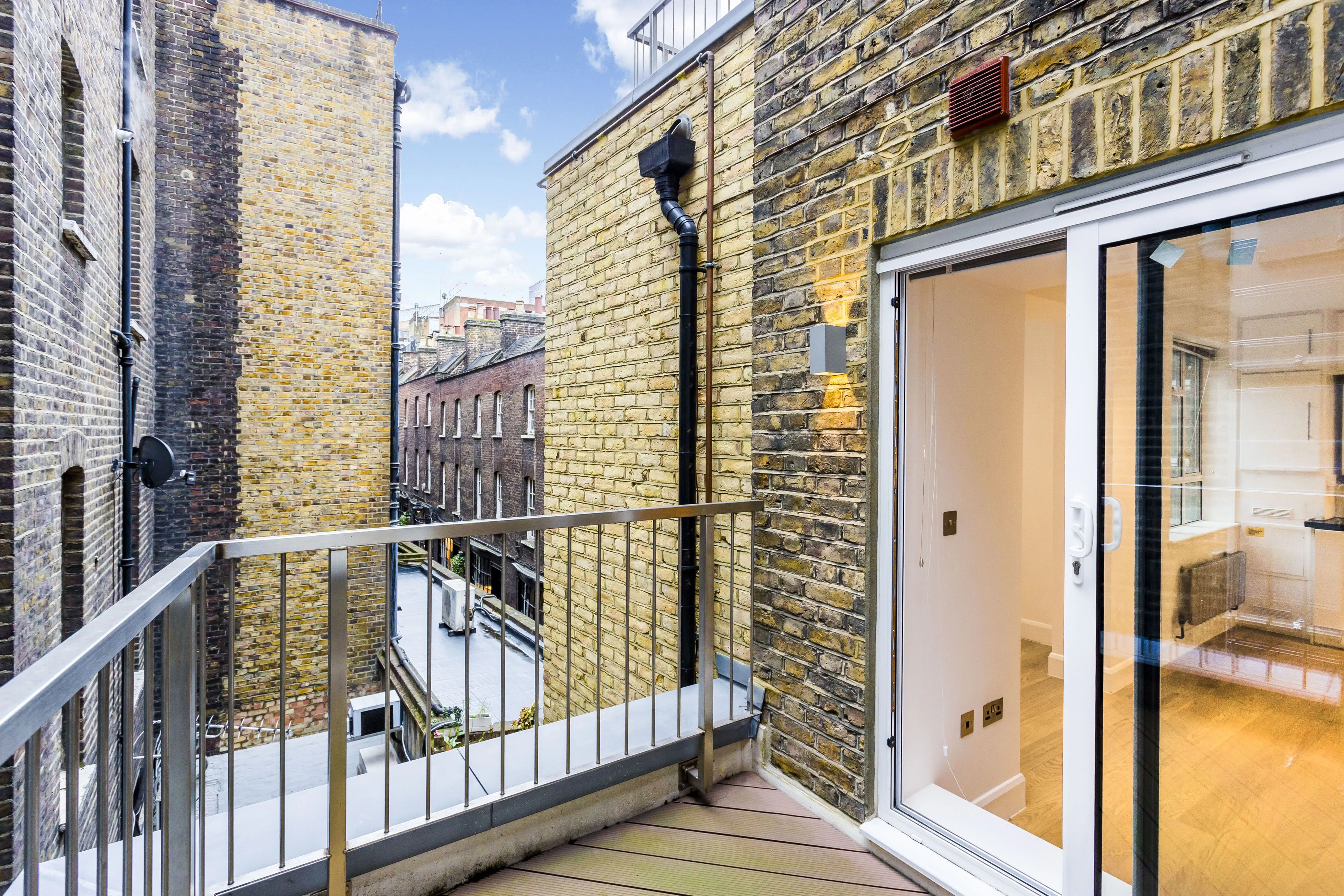 Flat Goodwin's Court in City of Westminster