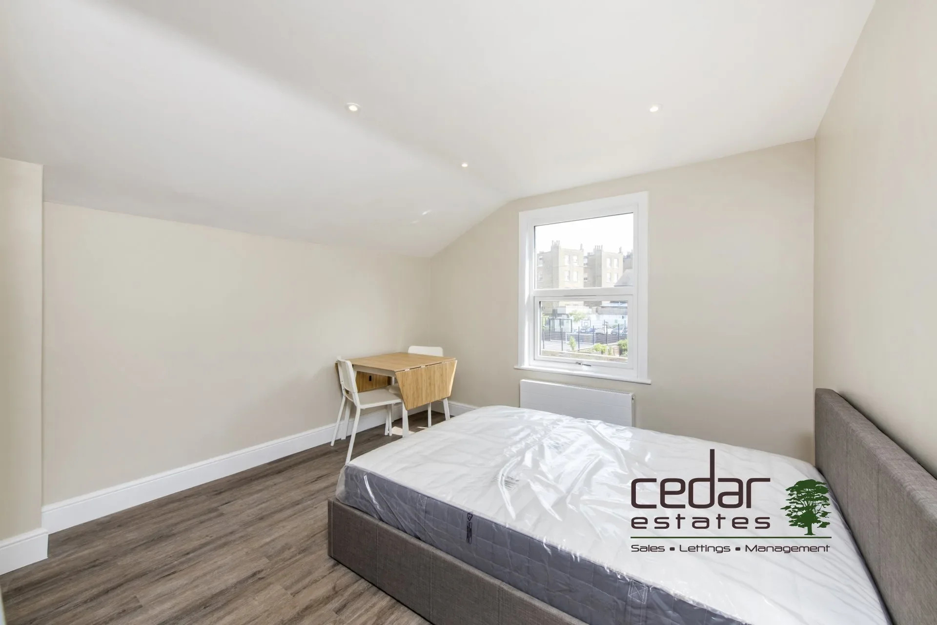 Flat Holmdale Road in Greater London