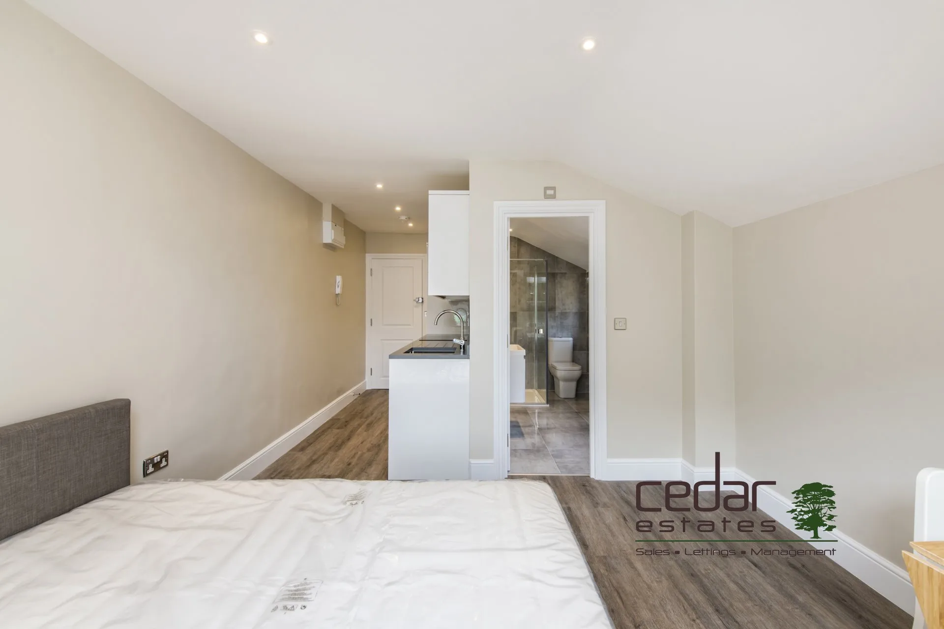 Flat Holmdale Road in Greater London