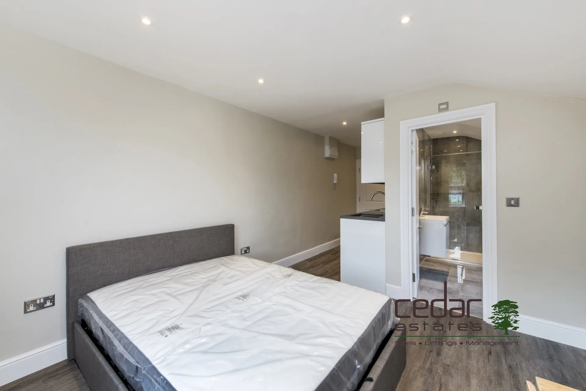 Flat Holmdale Road in Greater London