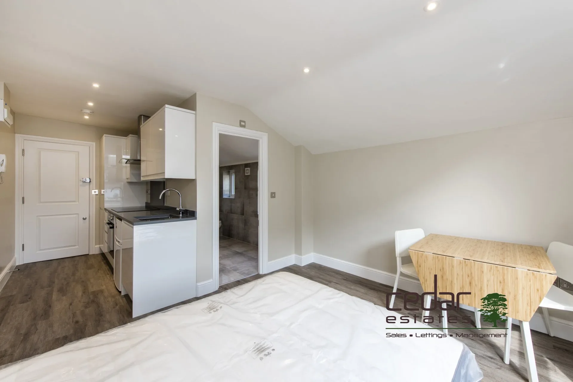 Flat Holmdale Road in Greater London