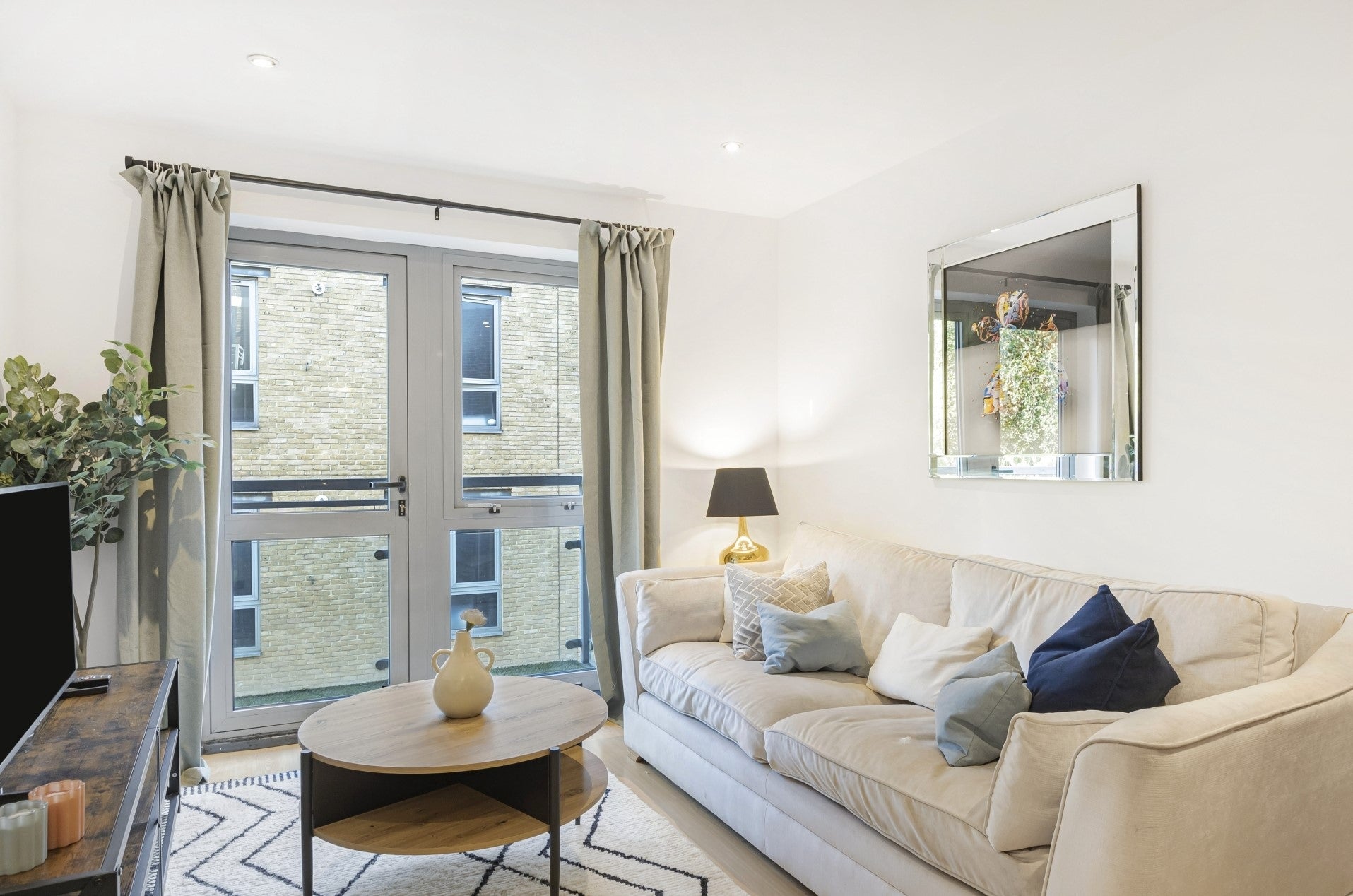 Flat Kingsland Road in Greater London