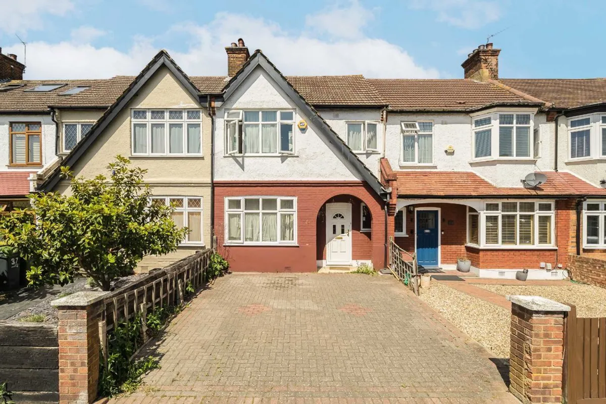 House Leithcote Gardens in Greater London