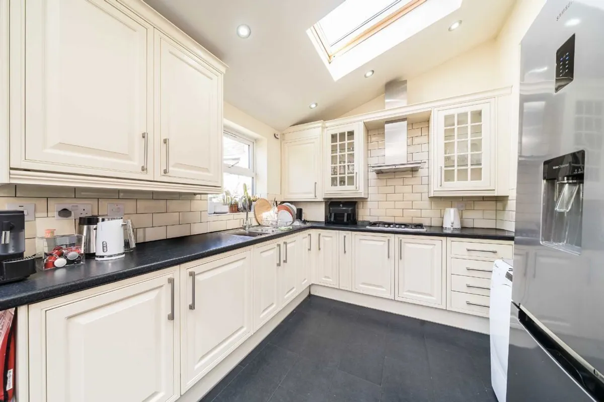 House Leithcote Gardens in Greater London