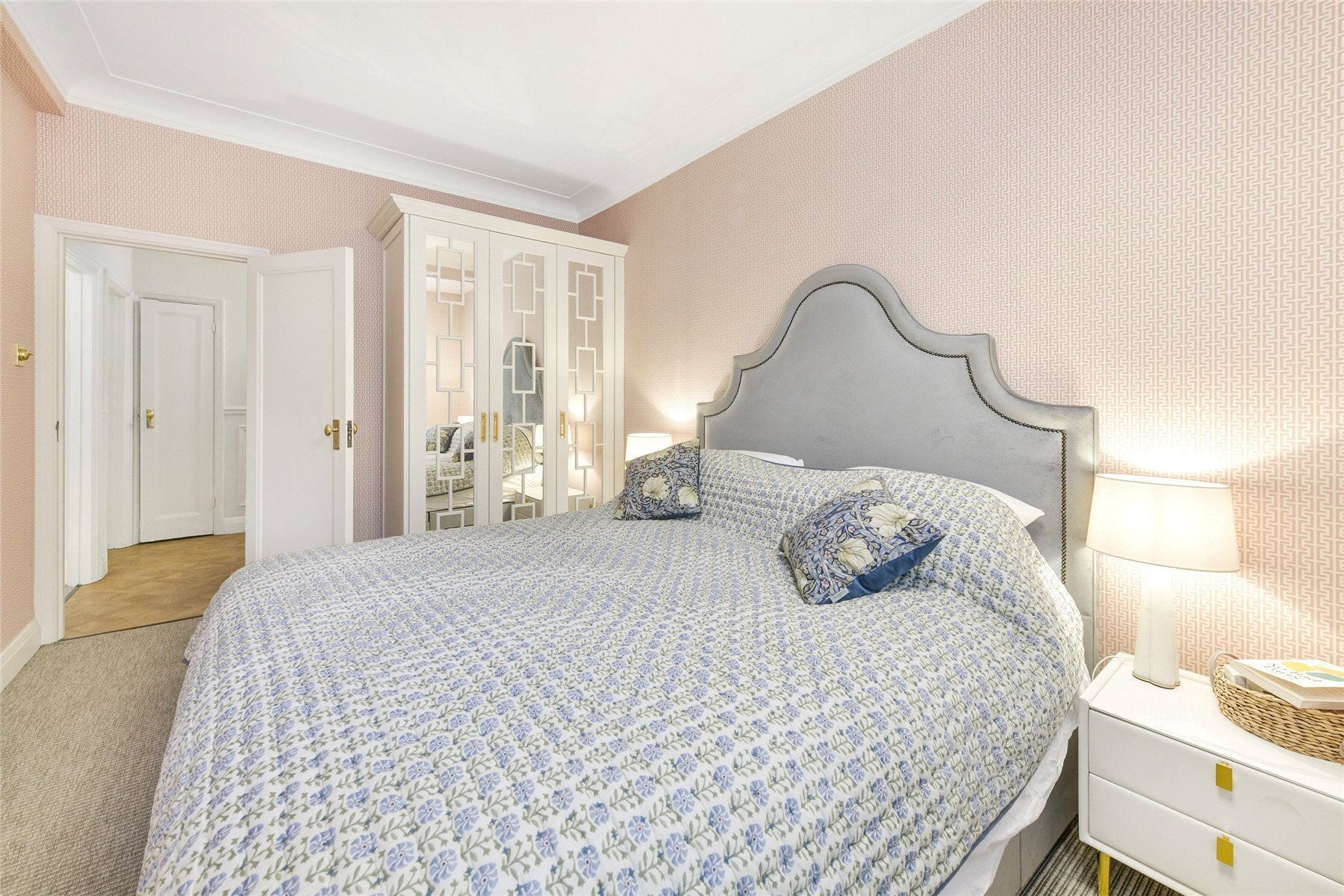 Flat Franklins Row in Greater London