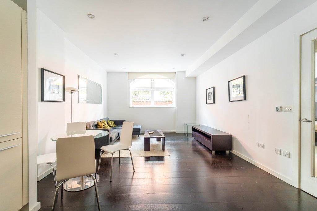 Flat Offord Road in Greater London