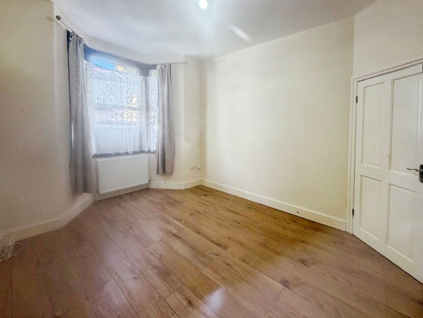 House Third Avenue in Greater London