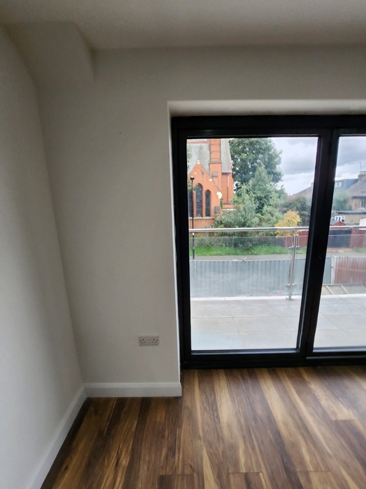 Flat Broadway in Greater London
