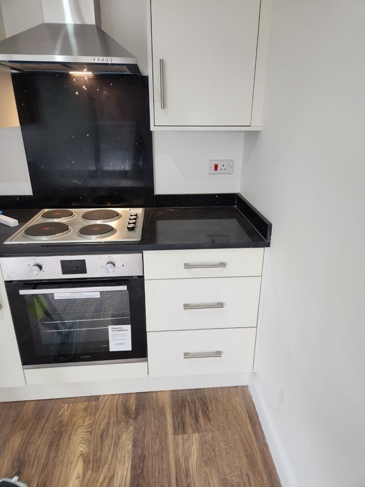 Flat Broadway in Greater London