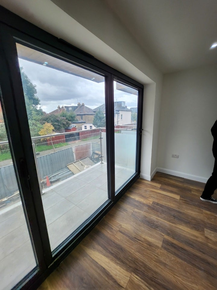 Flat Broadway in Greater London