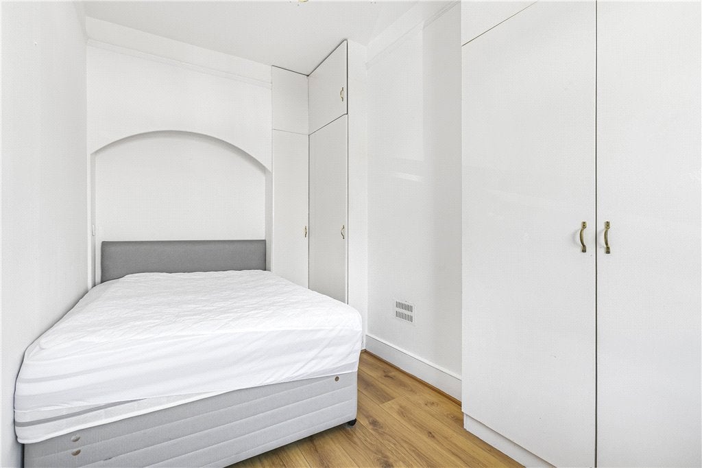 Flat Minehead Road in Greater London