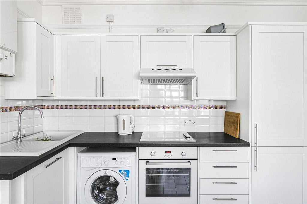Flat Minehead Road in Greater London