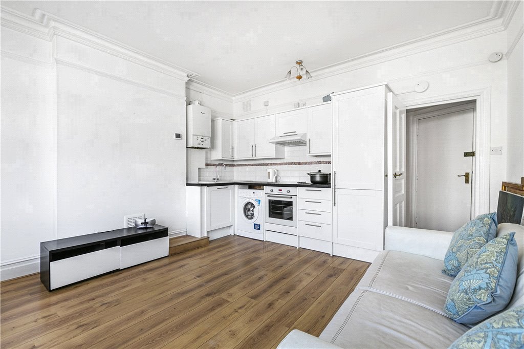 Flat Minehead Road in Greater London