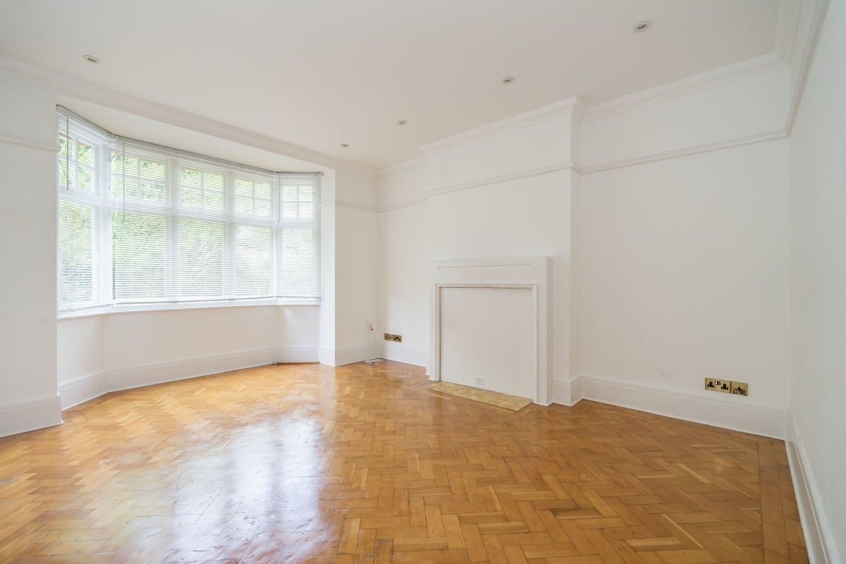 Flat Montpelier Road in Greater London