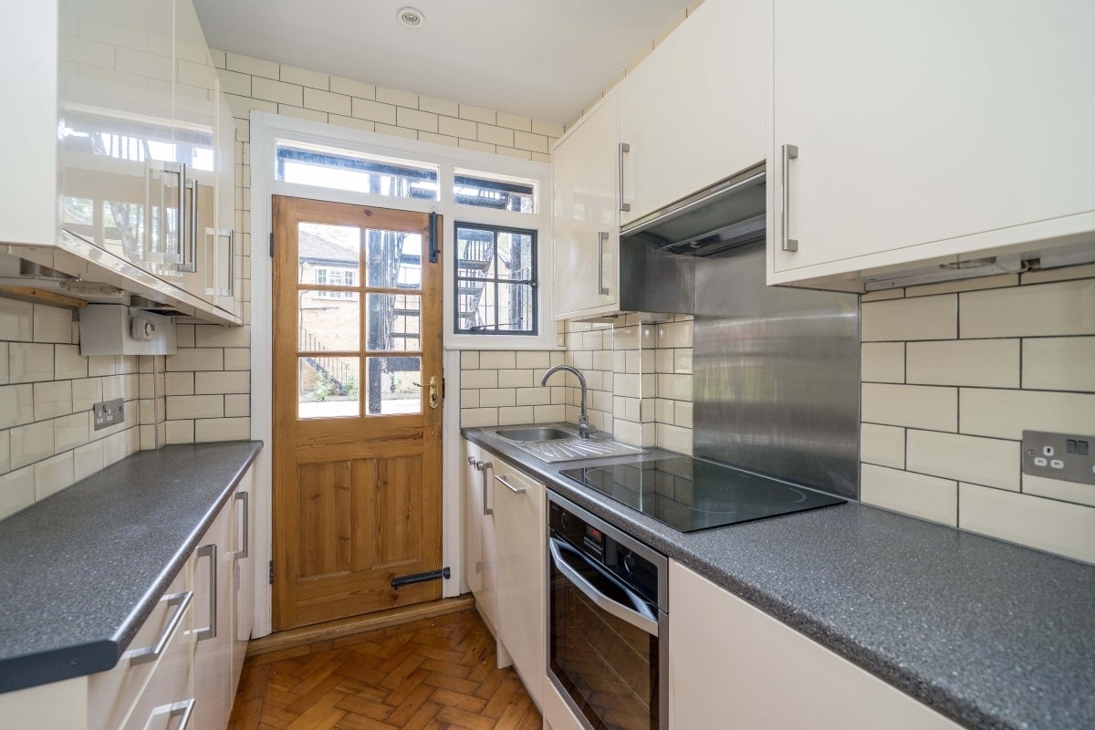 Flat Montpelier Road in Greater London