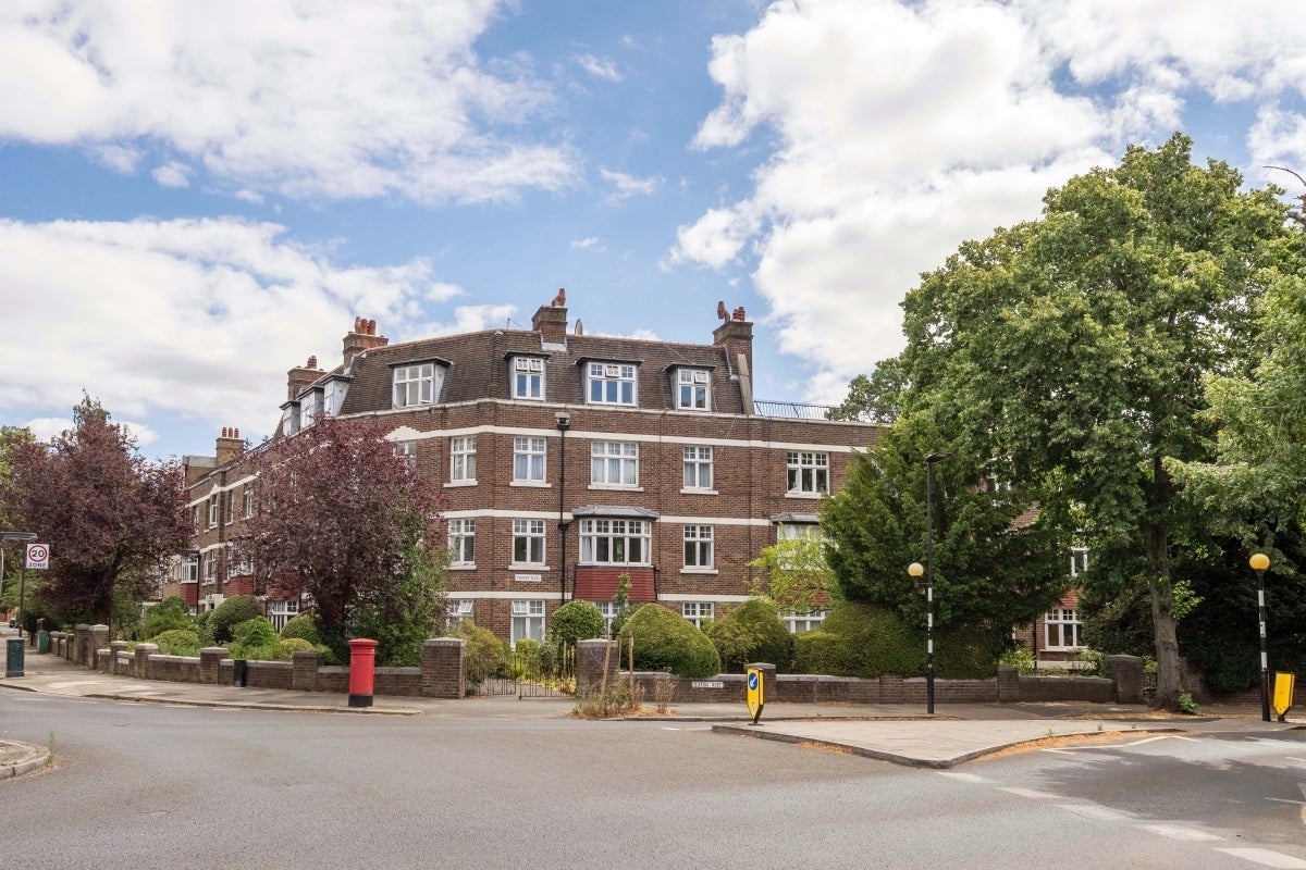 Flat Montpelier Road in Greater London