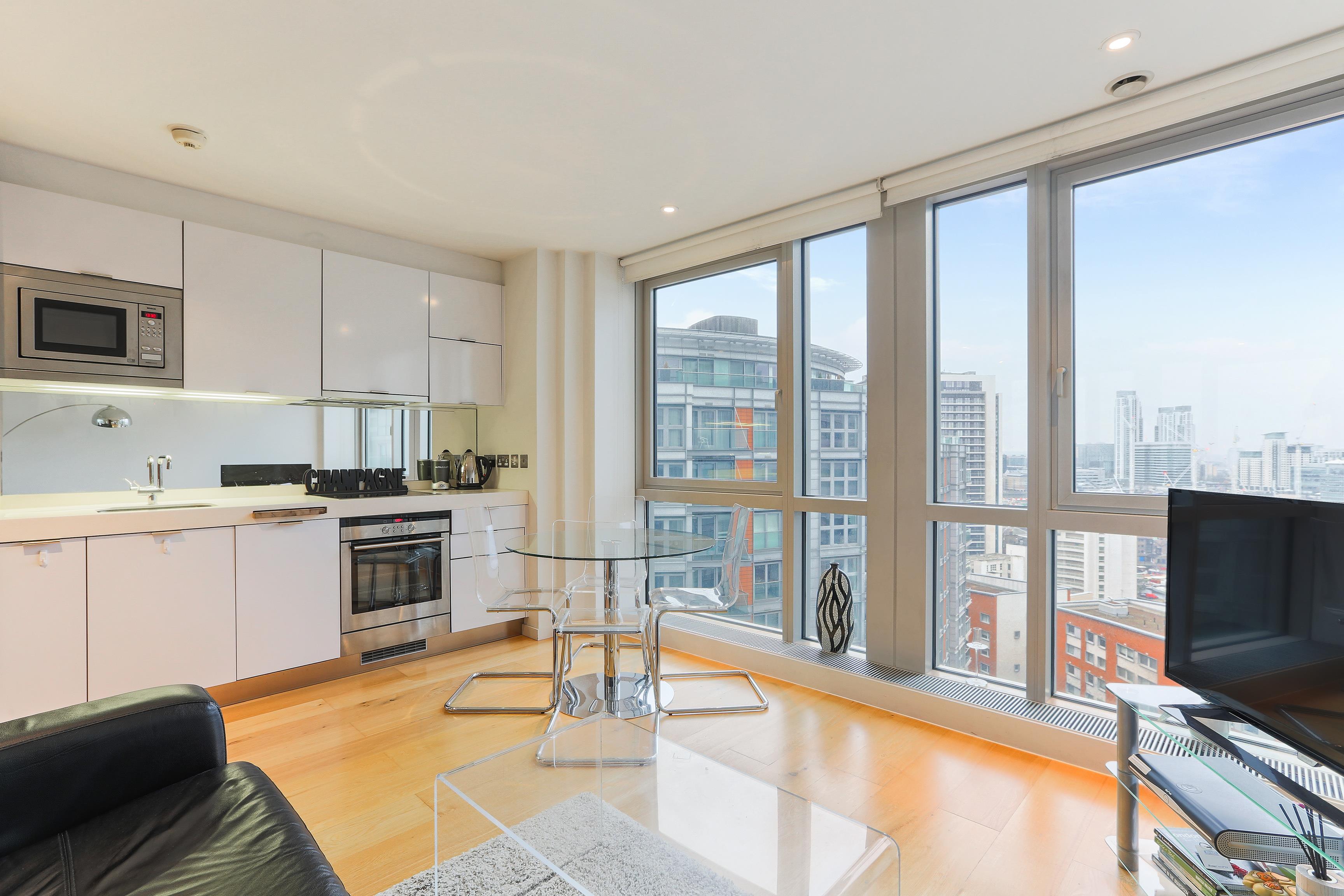 Flat Fairmont Avenue in Greater London