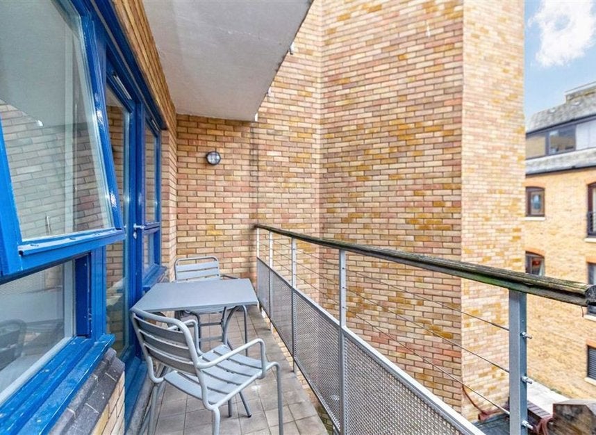 Flat Wapping High Street in Greater London