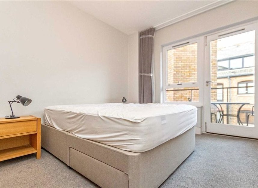 Flat Wapping High Street in Greater London