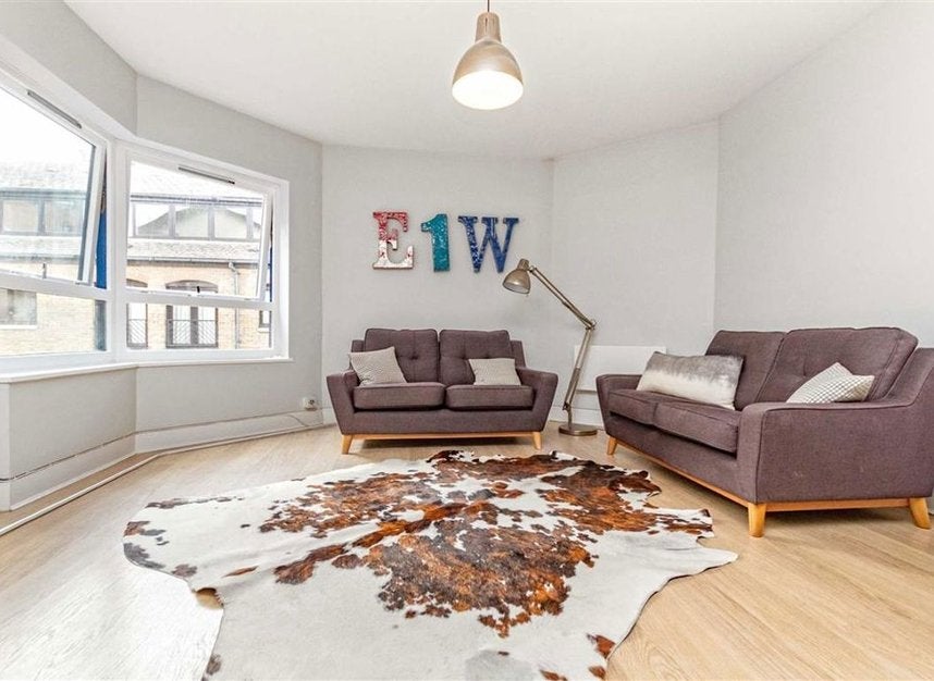 Flat Wapping High Street in Greater London