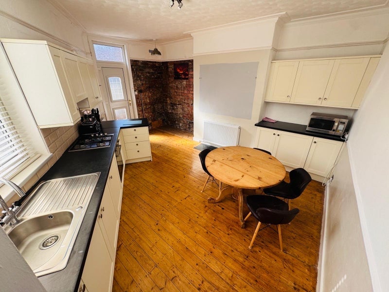 Room Armley Park Road in Leeds