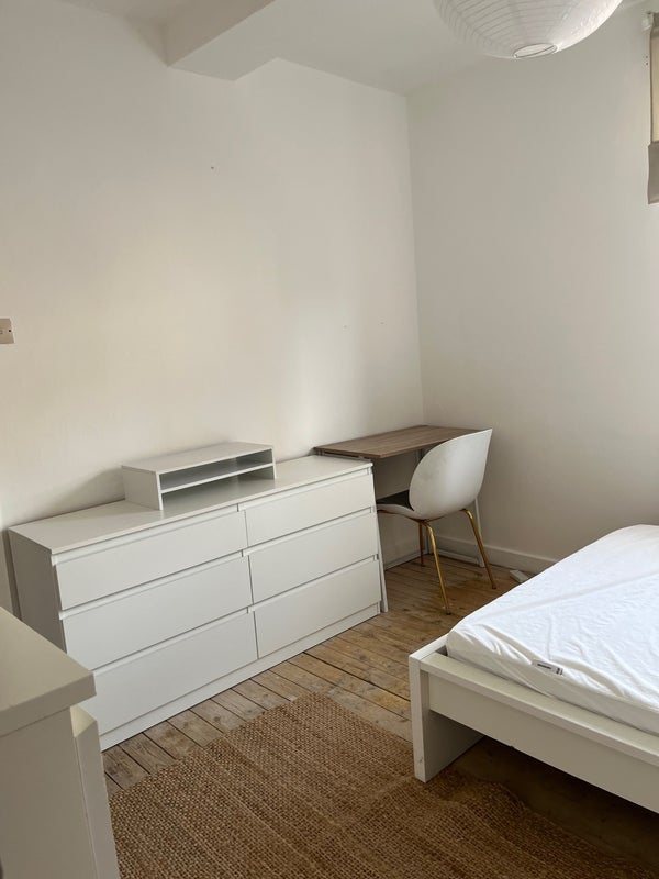 Room Trelawney Estate in Greater London