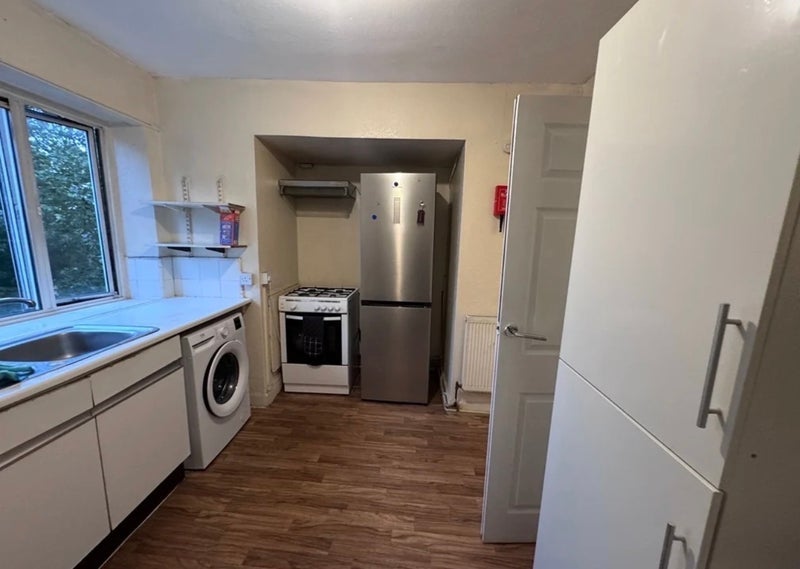 Room Stepney Way in Greater London
